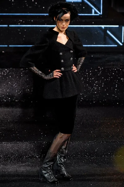 Look 10